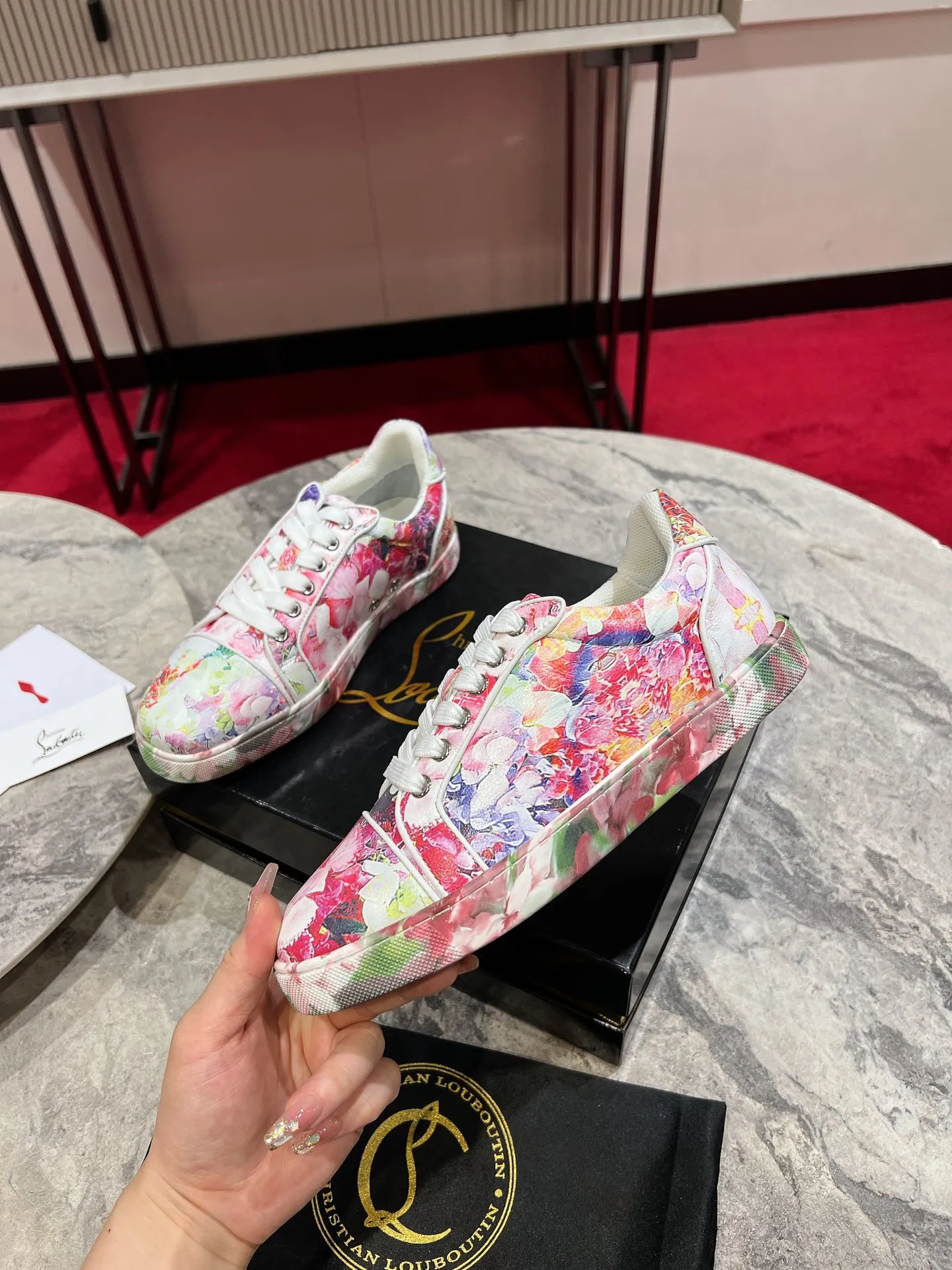 👟👟Ex-factory price 680👟👟 ╔Low-top back printed pink and white model╗ ·Top version customization·²⁰²²𝐬𝐬 𝑪𝒉𝒓𝒊𝒔𝒕𝒊𝒂𝒏 𝑳𝒐𝒖𝒃𝒐𝒖𝒕𝒊𝒏 ▪️No matter the last shape, fabric, diamonds, nails, lining, outsole, they are as close as possible to ZP... ▪️The original sole is specially provided by the original factory ▪️The lining is imported water-dyed cowhide ▪️Private customization time is about 3-7 days —————— Size: Women's 35M-41M Men's 38M-47M, half size can be customized